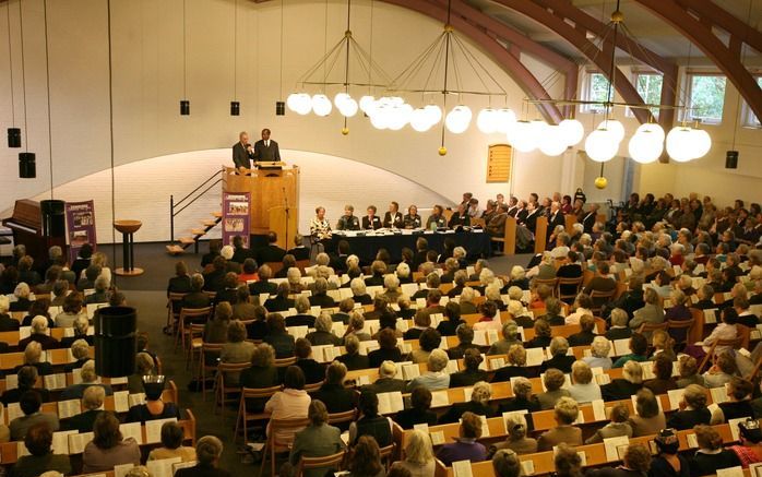 LUNTEREN – De Hersteld Hervormde Vrouwenbond (HHV) hield dpnderdag in Lunteren haar eerste landelijke bondsdag. Inmiddels hebben 61 plaatselijke vrouwenverenigingen zich aangesloten bij de vorige maand opgerichte bond. Foto RD, Anton Dommerholt