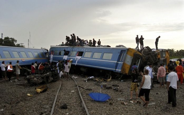 BANGKOK – Zeker 8 mensen zijn maandag in Thailand om het leven gekomen en 88 mensen zijn gewond geraakt toen de trein waarin ze zaten, ontspoorde. Foto EPA