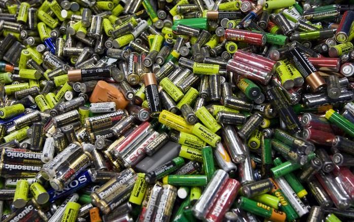 DEN HAAG – Als het aan de producenten van elektrische apparaten ligt, krijgen alle huishoudens een speciale prullenbak voor batterijen, lampen en elektrische apparatuur. Foto ANP