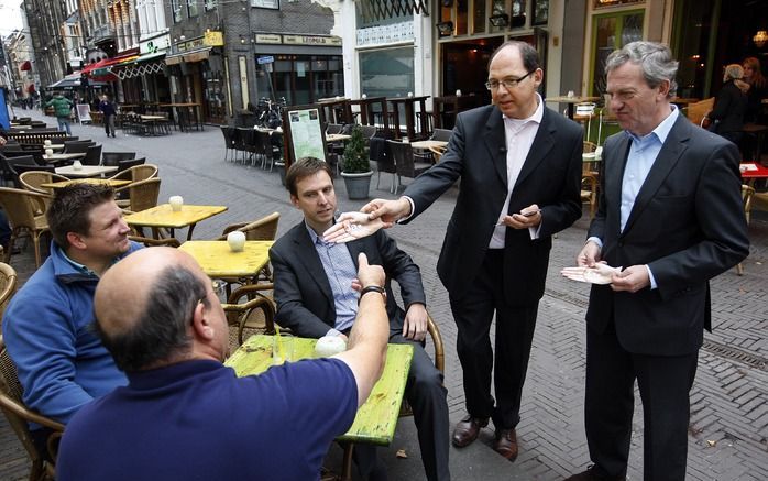 DEN HAAG - Minister Klink van Volksgezondheid (L) en Paul Beerkens (R) directeur van de Nierstichting delen maandag folders uit op het Plein in Den Haag. Foto ANP