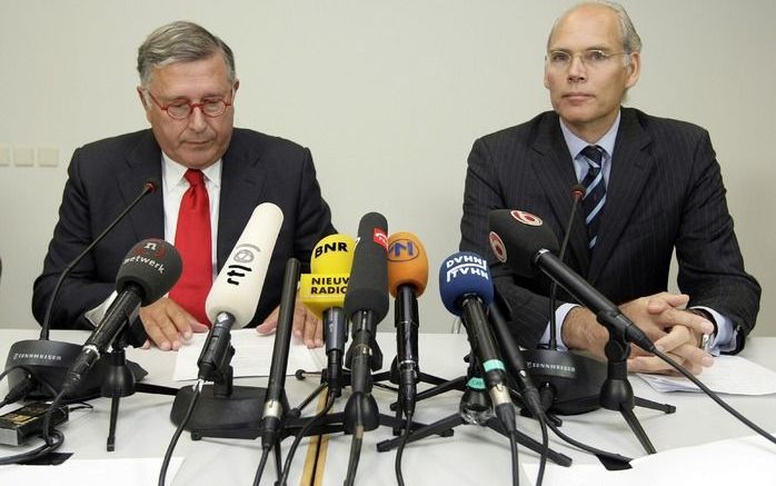 Maarten Rutgers, voorzitter van de raad van bestuur (L) en Jan Willem Greve, voorzitter externe Commissie van Onderzoek (R) presenteren dinsdag de resultaten van een onderzoek naar zeven doden in het Scheper Ziekenhuis in Emmen.