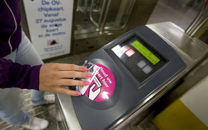 DEN HAAG – Mensen met een ov–jaarkaart lopen de kans in de Amsterdamse metro voor een gesloten poortje te komen staan, aldus reizigersorganisatie Rover en de Consumentenbond dinsdag. Foto ANP