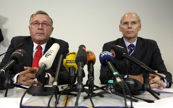 EMMEN – In het Scheper Ziekenhuis in Emmen presenteerden dr. M. J. Rutgers (l.), voorzitter van de raad van bestuur, en prof. dr. J. W. Greve, voorzitter van de externe onderzoekscommissie, gisteren de resultaten van een onderzoek naar de dood van zeven p