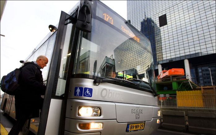 AMSTERDAM – Geen staking van het openbaar vervoer in de ochtendspits, wel her en der „verlengde lunchpauzes” en werkonderbrekingen woensdag. De protesten tegen de verhoging van de AOW-leeftijd van 65 naar 67 jaar zijn nog niet verstomd. Foto ANP