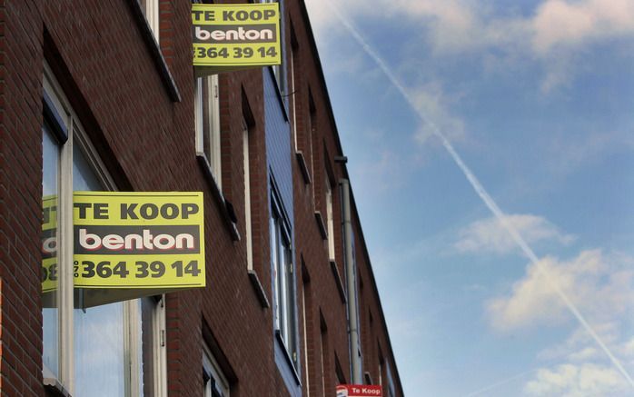 NIEUWEGEIN – Hoewel de huizenprijzen ten opzicht van vorig jaar nog steeds fors dalen, ziet makelaarsorganisatie NVM tekenen van licht herstel op de woningmarkt. Foto ANP