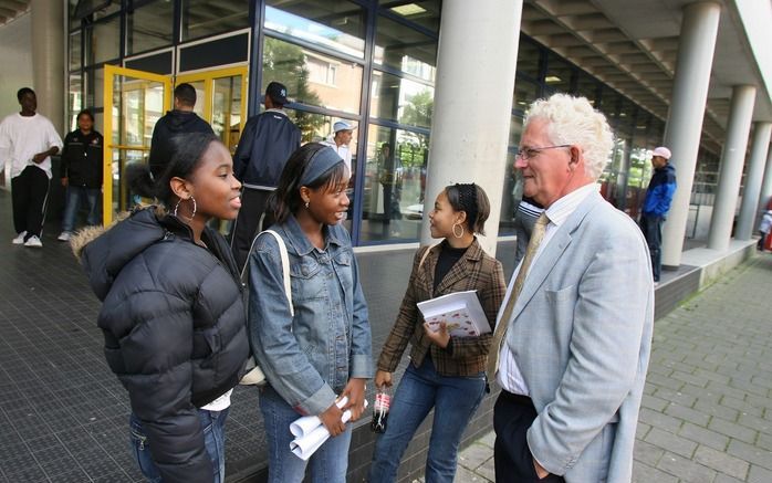 DEN HAAG – Rector Kars Veling van de Haagse Johan de Witt Scholengroep ziet het als zijn persoonlijke verantwoordelijkheid om de integratie van allochtone minderheden in de samenleving te bevorderen. „De verantwoordelijkheid om te integreren ligt bij mens