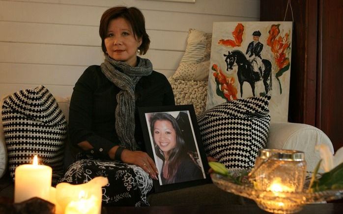 Tess Visser uit Houten met een foto en een schilderij van haar dochter Priscilla, die een jaar geleden omkwam bij een ongeval. Samen met haar man richt ze een stichting op voor nabestaanden van verkeersslachtoffers. Foto RD, Anton Dommerholt