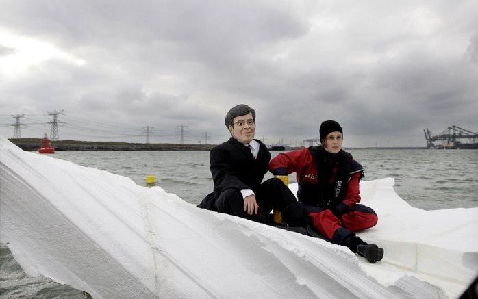 ROTTERDAM – Verkleed als premier Balkenende en bovenop ijsblokken blokkeren actievoerders van Greenpeace zaterdag de kolenimport in de Rotterdamse haven. Foto ANP