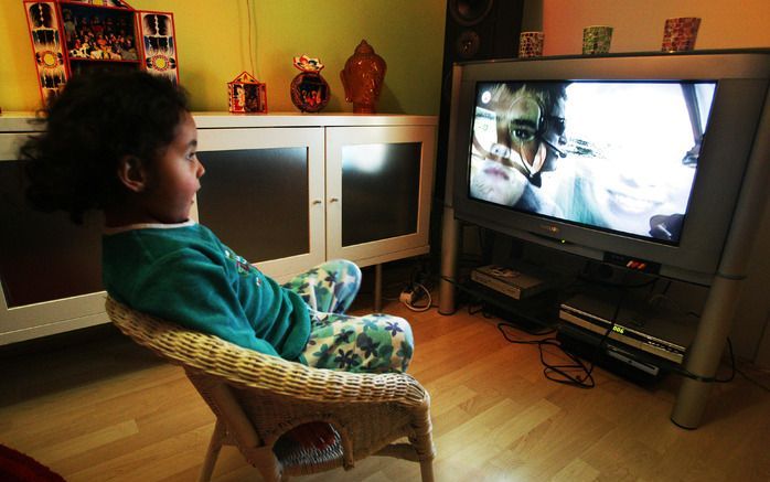 SYDNEY – Televisie kijken is zo schadelijk voor kleine kinderen, dat de Australische regering adviseert alle kinderen onder de drie jaar oud helemaal nooit tv te laten kijken of met computerschermen in de weer te laten zijn. Foto ANP