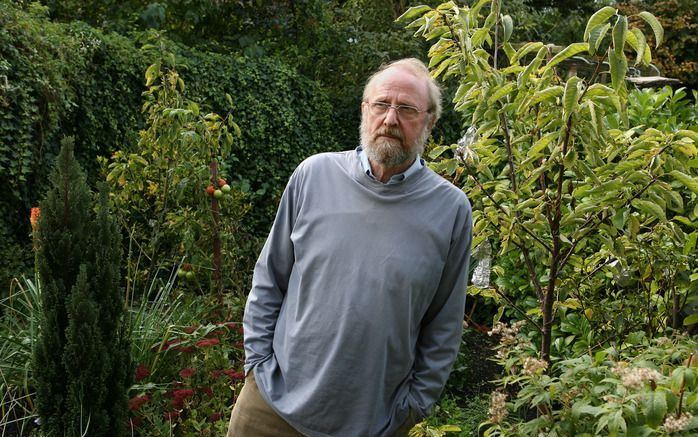 PAPENDRECHT – Ds. J. A. Bos promoveerde dinsdag op de houding van de kerk ten aanzien van het scheppen van een hominide. „De ontwikkelingen groeien de mens boven het hoofd.” - Foto RD, Anton Dommerholt