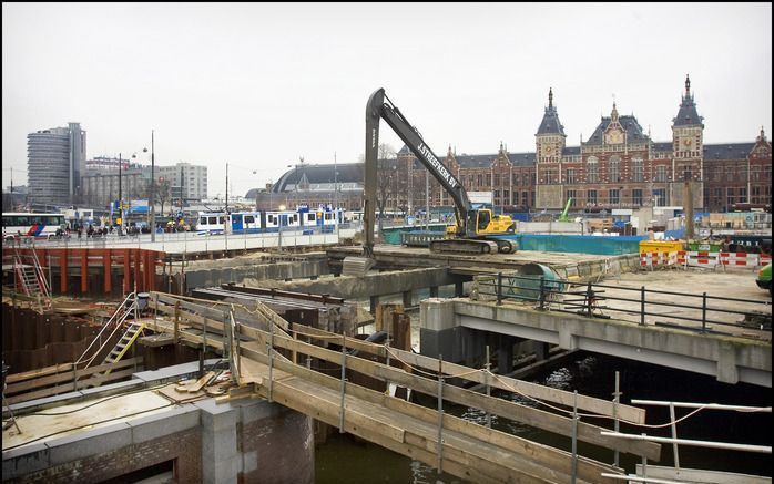 AMSTERDAM – Hoewel uit de verhoren door de enquêtecommissie Noord–Zuidlijn in Amsterdam bleek dat er ontzettend veel is misgegaan bij de aanleg van de nieuwe metro, vinden de meeste Amsterdammers dat de bouw gewoon moet doorgaan. Foto ANP