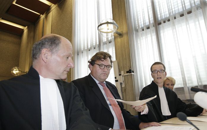 Telegraaf hoofdredacteur Paradijs met zijn raadsmannen in de rechtbank in Amsterdam, tijdens een kort geding op 16 juli 2009. Foto ANP