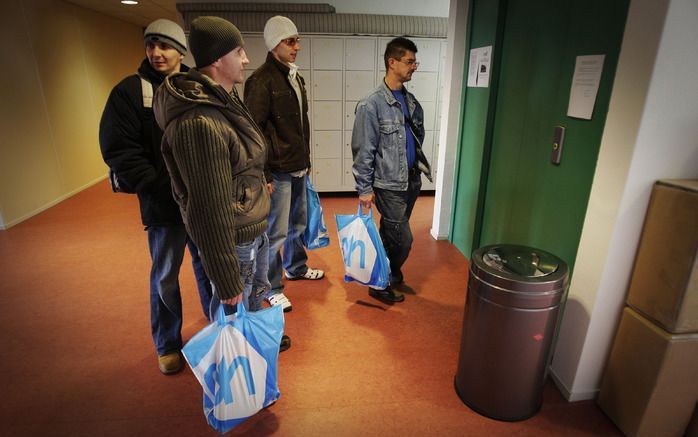 DEN HAAG – Het CDA in de Tweede Kamer bepleit een steviger aanpak om de komst van kansarme migranten naar Nederland in te dammen. De christendemocraten Sterk en Van Hijum vinden de huidige kabinetsplannen om het aantal migranten met weinig toekomstkansen 