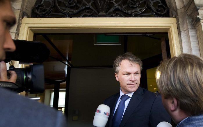 DEN HAAG - Minister van Financien Bos spreekt met de pers dinsdag voor de Eerste Kamer in Den Haag. Foto ANp