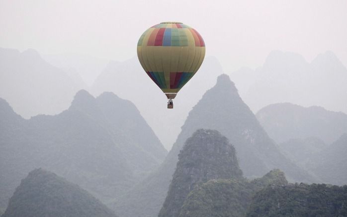 Luchtballon in China. Drie Nederlandse mannen en een vrouw zijn omgekomen na een ongeluk met een luchtballon in China.