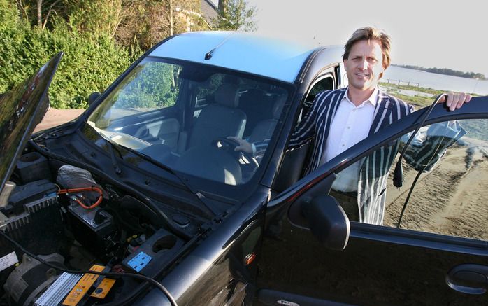 LOOSDRECHT – Jan Bart Fanoy uit Loosdrecht zit altijd met een brede grijns achter het stuur van zijn „lelijke” Renault Kangoo. De verre van fraaie auto geeft hem het gevoel in een exotische sportwagen te rijden. De Renault rijdt volledig op elektriciteit.