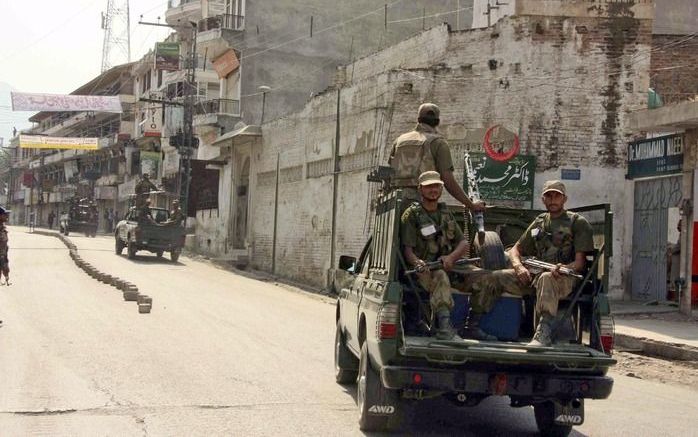 LAHORE – Gewapende mannen hebben donderdag bijna tegelijkertijd drie politiegebouwen in de oostelijke miljoenenstad Lahore in Pakistan aangevallen. Een autobom ontplofte kort daarvoor nabij een politiebureau in de noordwestelijke stad Kohat, enkele honder