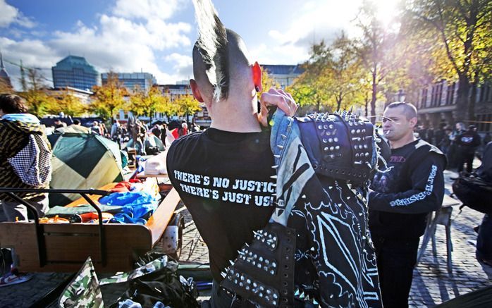 DEN HAAG – De politie heeft donderdagavond op en rond het Plein in Den Haag honderd mensen aangehouden die daar actie voerden tegen de nieuwe antikraakwet, die eerder op de avond werd goedgekeurd in de Tweede Kamer. Dat meldde een woordvoerster van de pol