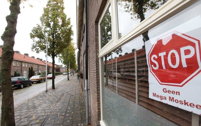 LEERDAM – In wijk West in Leerdam protesteren bewoners met een posteractie tegen de komst van een moskee. Een meerderheid in de gemeenteraad ziet de bouw van een moskee aan de Tulpstraat wel zitten, zo bleek gisteravond. De SGP is tegen. De huidige moskee