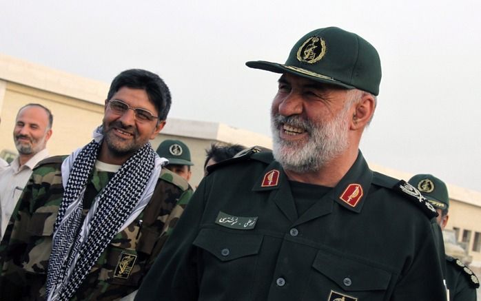 De plaatsvervangend commandant van de landmacht van de Revolutionaire Garde, generaal Nur-Ali Shushtari (rechts), en de commandant van de garde in het gebied, generaal Rajabali Mohammadzadeh zijn omgekomen bij een aanslag in het zuidoosten van Iran.