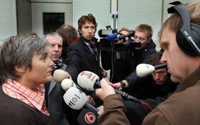 AMSTERDAM - Rechter M.W. van der Veen (L) deelt maandag aan de media mee dat DSB officieel failliet is verklaard. Foto ANP