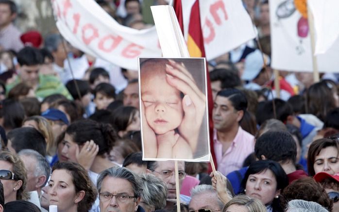 MADRID – Honderdduizenden Spanjaarden zijn zaterdag in de hoofdstad Madrid de straat op gegaan om te demonstreren tegen overheidsplannen om meisjes vanaf hun zestiende toe te staan abortus te laten plegen zonder toestemming van hun ouders. Foto EPA