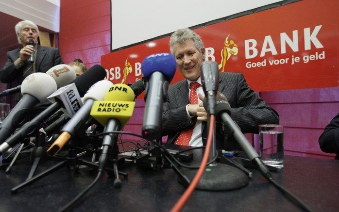 WOGNUM - DSB-topman Dirk Scheringa staat maandag tijdens een persconferentie op het DSB hoofdkantoor in Wognum de pers te woord. ANP