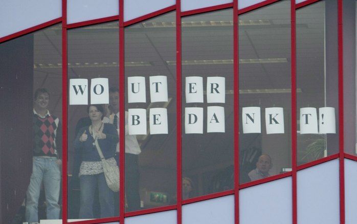 Werknemers hebben maandag op het hoofdkantoor van de DSB Bank in Wognum de tekst 'Wouter bedankt!'' op de ramen geplakt. Foto ANP