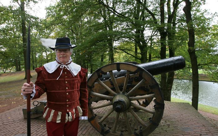 Willy Lansink, secretaris van de Oudheidkundige Vereniging Groenlo, laat op de zogenaamde kanonnenwal een enorm kanon zien dat tijdens het beleg is gebruikt. „Een paar jaar geleden wilden we deze wal ook laten renoveren, net zoals dat bij de Engelse Schan