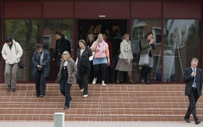 Werknemers verlaten maandag het hoofdkantoor van de DSB bank in Wognum, nadat zij kort daarvoor door het bestuur zijn toegesproken. Foto ANP