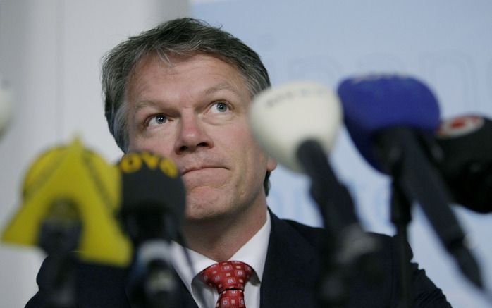 Minister Bos tijdens zijn persconferentie maandagmiddag op Schiphol. Foto ANP