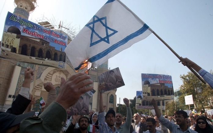 „In Jeruzalem weet men als geen ander wat de Iraanse ideologie achter de revolutie is en hoe daar sinds 1979 aan wordt vormgegeven. De doelen ten opzichte van Israël zijn altijd in duidelijke taal door Iran verwoord.” Foto: Iraniërs verbranden een Israëli