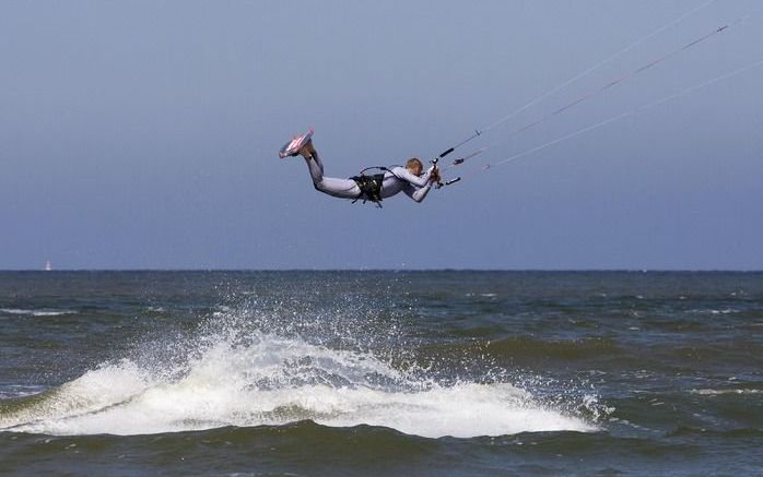 Kitesurfen aan banden. Foto ANP