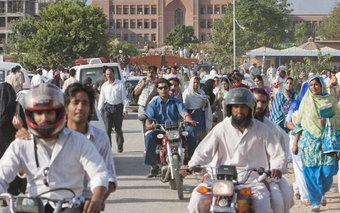 De Internationale Islamitische Universiteit in de Pakistaanse hoofdstad Islamabad is dinsdag getroffen door twee bomexplosies. De situatie op het universiteitsterrein was chaotisch. Foto EPA