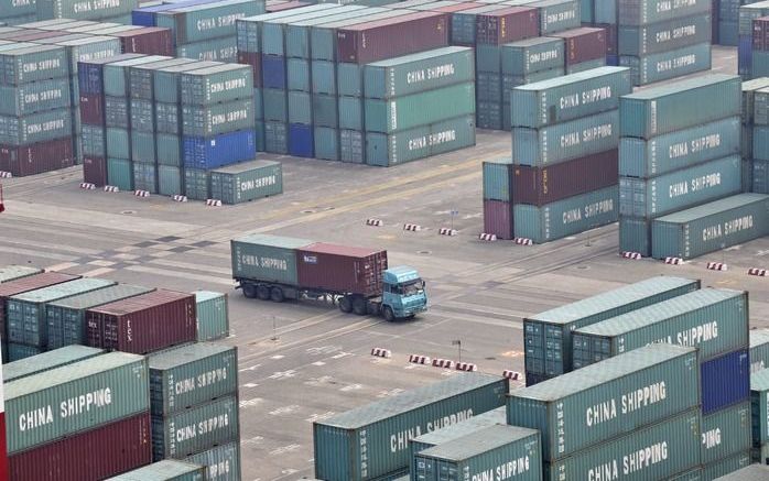 DEN HAAG – De Arbeidsinspectie gaat deze week op Europees niveau praten over afspraken om werknemers beter te beschermen tegen risico’s bij het openen van gegaste containers. Foto EPA