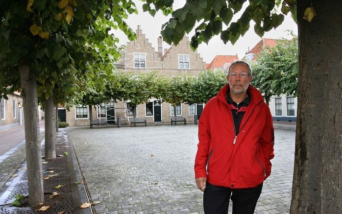 VLISSINGEN - Stadsgids Hans van der Hart op het Vlissingse Vierwindenplein. Volgens de gids is het plein een van de weinige tastbare herinneringen van het Engelse bombardement op de stad, in 1809. Foto's RD, Anton Dommerholt