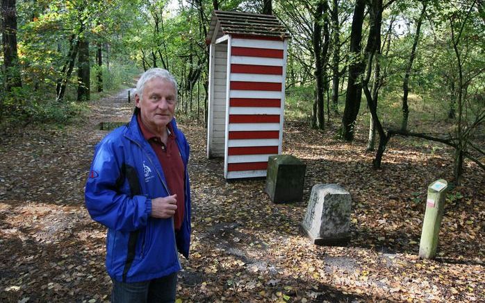 SCHIJF – Secretaris Stan Elst van de VVV in het Belgische Essen op de plek waar smokkelaar Klaveren Vrouwke in 1916 werd doodgeschoten. In het midden de oude, witte grenspaal, links de nieuwe. Op de achtergrond ligt België. Foto’s RD, Anton Dommerholt