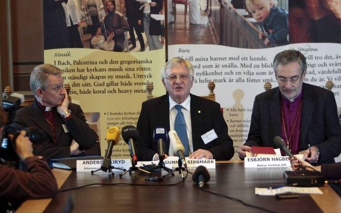 Aartsbisschop Anders Wejryd (l.) luistert naar Gunnar Sibbmark (m), voorzitter van de synode en Esbjorn Hagberg, bisschop van de kerk in Karlstad tijdens een persconferentie over het besluit donderdag dat homo's in de Luterse Kerk in Zweden mogen trouwen.