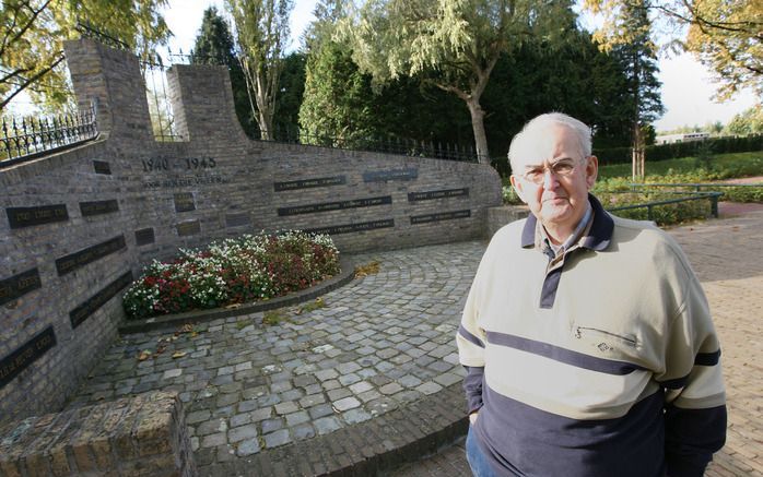 STAPHORST – Zilversmid Drost bij het oorlogsmonument waarop ook de namen van zijn vader en zijn broer vermeld zijn. Drost was getuige van de aanleg van de Ebbinge Wubbenlaan door Chinese zeelieden. Foto RD, Anton Dommerholt