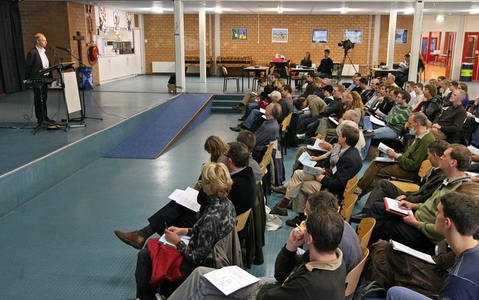 Stichting Creaton houdt vandaag en morgen zijn congres R-Evolutie in het gebouw van de Evangelische school De Passie in Utrecht. Organisator Tom Zoutewelle spreekt zojuist zijn openingstoespraak uit Foto RD, Anton Dommerholt