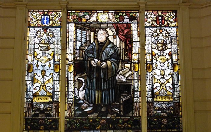 GENÈVE – De Lutherse Wereldfederatie gaat excuses aanbieden aan de wederdopers voor de gewelddadige vervolging van dopersen in met name de 16e eeuw. Foto: Maarten Luther siert een glas-in-loodraam in de Oude Lutherse Kerk aan het Spui in Amsterdam. Foto R