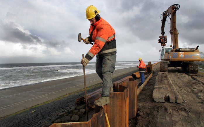 De Hondsbossche Zeewering zou kunnen verzakken door gasopslag. Foto ANP