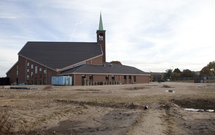 De aanleg van het parkeerterrein bij het kerkgebouw van de hersteld hervormde gemeente van Elspeet ligt stil omdat de bouwvergunning nog niet in orde is. Na bezwaren van omwonenden oordeelde de Raad van State dat gemeente Nunspeet de bouwvergunning ten on