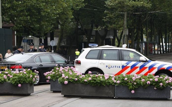 DEN HAAG – Agenten hebben in hun dagelijkse werk regelmatig te maken met beledigingen en bedreigingen. Die zijn vaker dan gedacht op de persoon of de familie van de agent gericht in plaats van op het uniform. Bijna de helft van de beledigingen komt voor t