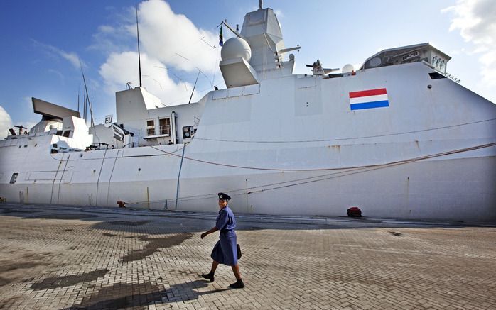 DEN HAAG – Het marinefregat Hr. Ms. Evertsen zit sinds zaterdag opgescheept met 43 vluchtelingen uit Somalië. De Nederlanders pikten de mannen, vrouwen en kinderen op van een stuurloos bootje in de Golf van Aden. Ze waren onderweg naar Jemen. Foto ANP