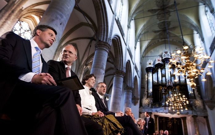 DORDRECHT – Minister-president Balkenende (l.) zit naast kerkhistoricus prof. dr. H. J. Selderhuis tijdens de nationale herdenkingsbijeenkomst 500 jaar Calvijn, op 30 mei in de Grote Kerk in Dordrecht. Het was het hoogtepunt van het Calvijnjaar 2009. De k