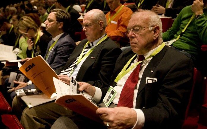 UTRECHT - Het CDA houdt zaterdag in Utrecht zijn jaarlijkse partijcongres.Bezoekers van het congres in de zaal lezen het programma. Foto ANP