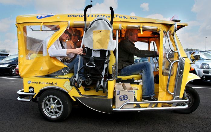 De stekker is uit de elektrische Tuk Tuk Taxi. Foto ANP