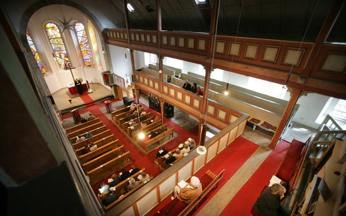 NEUSTADT – Ook bij een speciale jubileumdienst blijft de kerk van Neustadt am Rennsteig grotendeels leeg. Twintig jaar na de val van het communisme heeft het Oost-Duitse volk weinig belangstelling voor de kerk. Foto’s RD, Henk Visscher