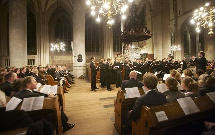 De nieuwe vertaling van Calvijns ”Institutie” is zaterdag tijdens de nationale Reformatieherdenking gepresenteerd in de Grote Kerk van Dordrecht. „Er is alles aan gedaan om er een bruikbaar instrument van te maken en het is nodig dat we dit boek dan ook g